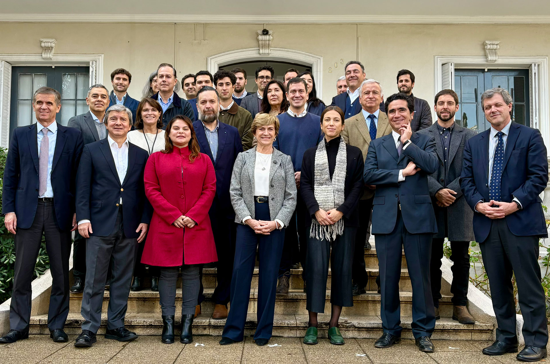 Trabajo Evelyn Matthei presenta equipo de 40 economistas y anuncia bases para impulsar el empleo y el crecimiento: “Cuando hay inversión, hay trabajo; cuando hay orden, hay progreso”